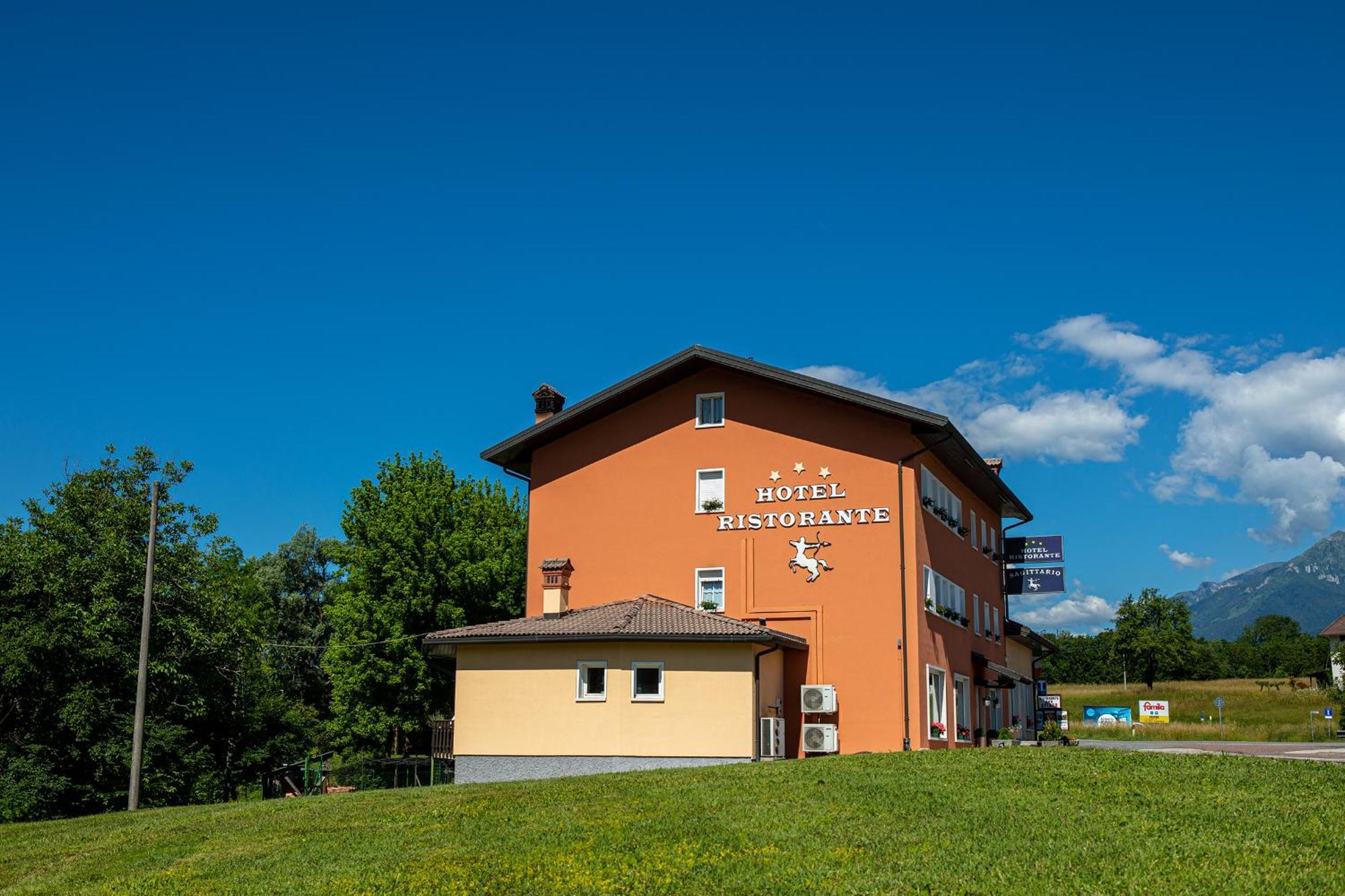 Hotel Ristorante Sagittario Фельтре Экстерьер фото